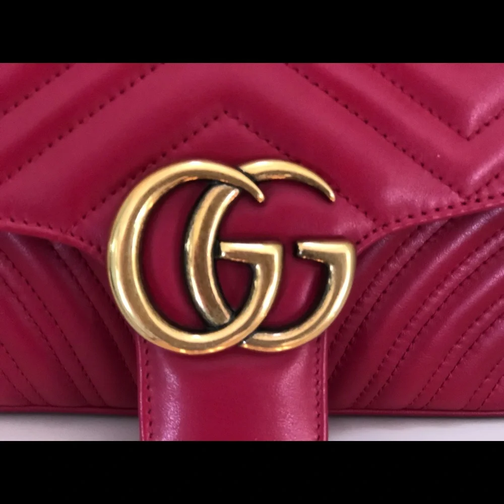 Small GG Marmont chain shoulder bag in Hibiscus Red - Picture 2 of 9